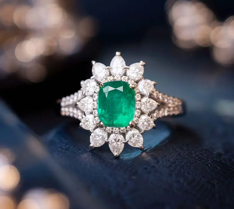 Bague émeraude entourée d'un halo de diamants