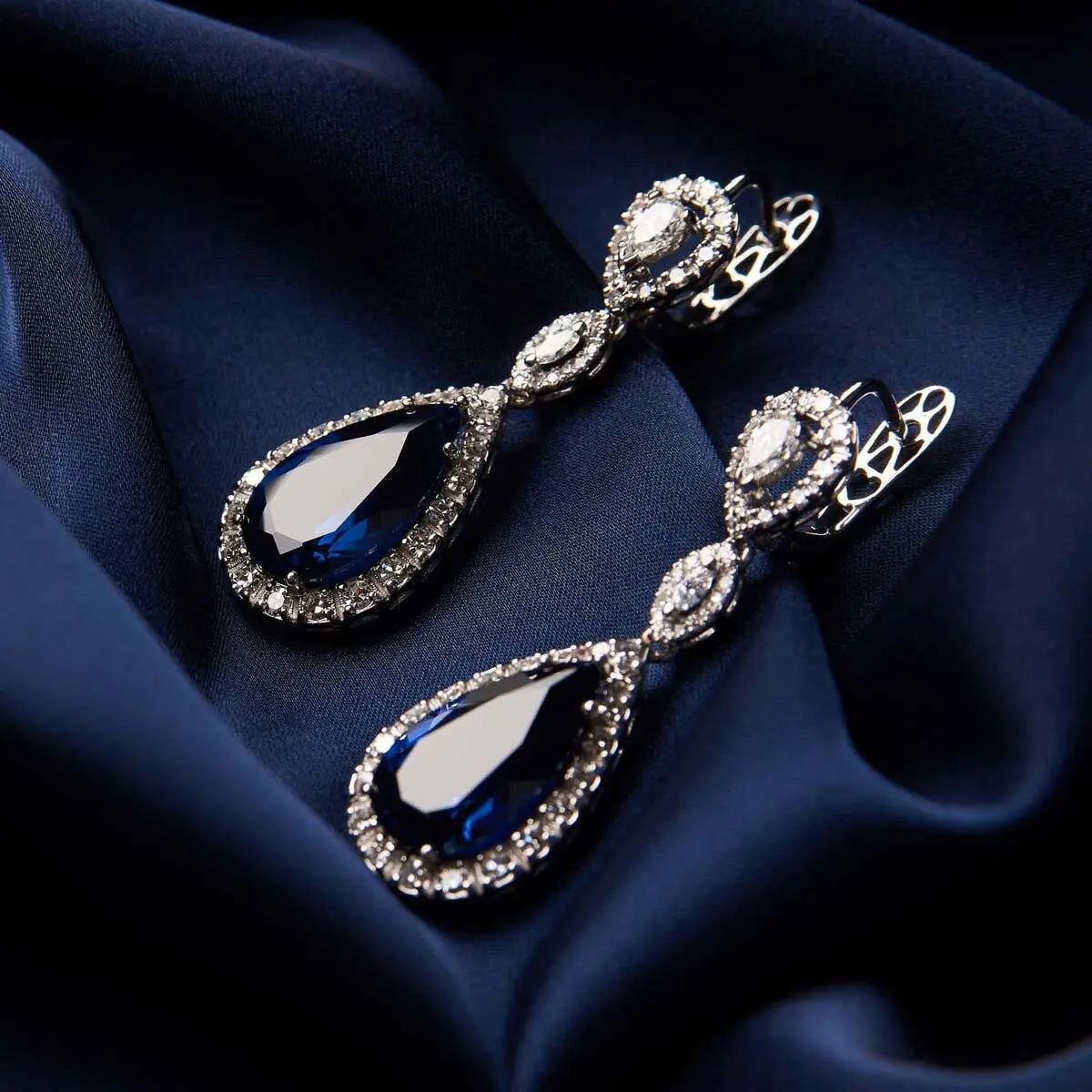 Boucles d'oreilles saphir poire entourées de diamants