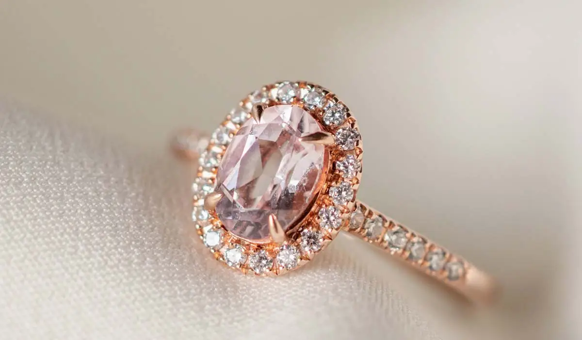 Bague or rose, pierre ovale et halo de diamants